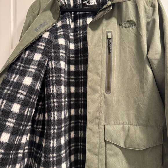 The North Face Men’s Jacket — Military Green | Size M (Excellent Condition) - Picture 5 of 9